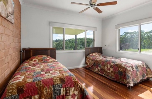 Sherwood Cottage | Iron Bark Cottage - Bush and Beach Experience