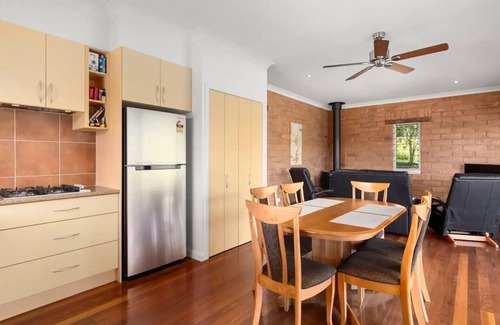 Sherwood Cottage | Iron Bark Cottage - Bush and Beach Experience