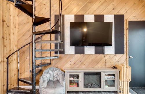 Stambaugh Apartment | Iron River Retreat with Sauna Walk to Ski Brule!