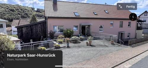 Eisen Apartment | Ironico Homestay 4 Schlafzimmer Ferienwohnung 100 m2 nahe Bostalsee