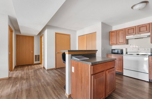 Normal Apartment | Irresistible 2bd 2ba, Pool, Gym Normal, IL Bloomington, IL , State Farm HQ