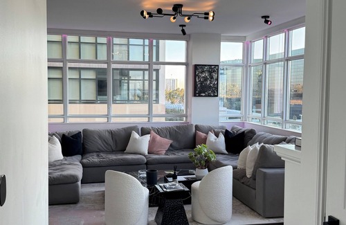 Irvine Business Complex Condo | Irvine 2-bedroom condo in luxury high-rise with full amenities