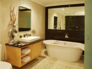 Pollok Beach Hotel | Isango Gate