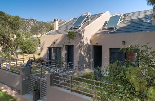 Nea Makri Apartment | Isida - cozy sea walk lodge with private garden