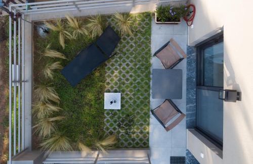 Nea Makri Apartment | Isida - cozy sea walk lodge with private garden