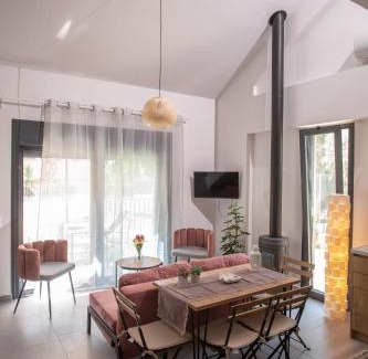 Nea Makri Apartment | Isida - cozy sea walk lodge with private garden