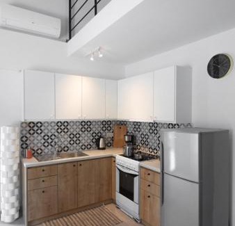 Nea Makri Apartment | Isida - cozy sea walk lodge with private garden