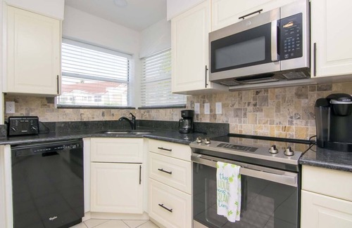 Isla del Sol Condo | Isla Del Sol Newly Remodeled 2 BD/2BA Condo Close to Beaches