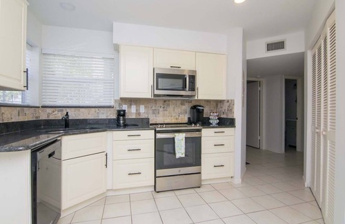 Isla del Sol Condo | Isla Del Sol Newly Remodeled 2 BD/2BA Condo Close to Beaches