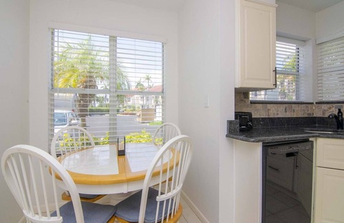 Isla del Sol Condo | Isla Del Sol Newly Remodeled 2 BD/2BA Condo Close to Beaches