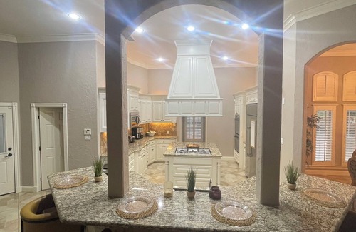 Midland House | Island Dreams! Tropical 4-bedroom house with amazing backyard