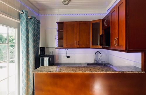 Coral Harbour House | Island getaway along the beach front! Wi-Fi, Beach , Kayaks, Cycling,Restaurant