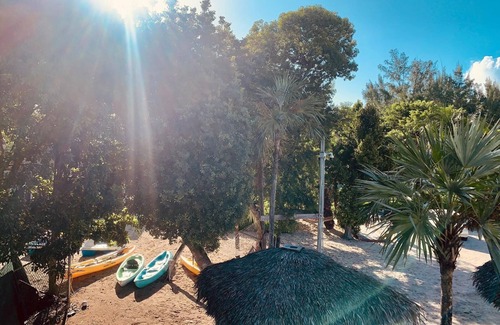Coral Harbour House | Island getaway along the beach front! Wi-Fi, Beach , Kayaks, Cycling,Restaurant
