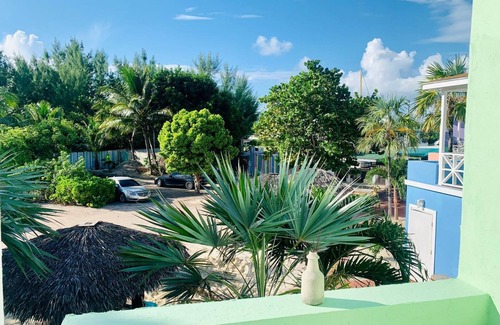 Coral Harbour House | Island getaway along the beach front! Wi-Fi, Beach , Kayaks, Cycling,Restaurant