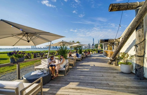 Manhattan Cabin | Island Glamping with Skyline and Lady Liberty View
