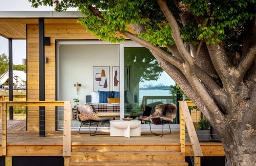 Manhattan Cabin | Island Glamping with Skyline and Lady Liberty View