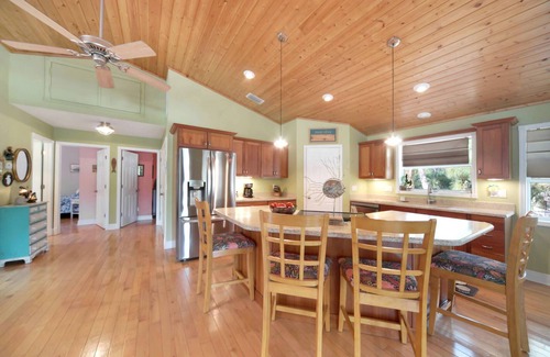 Saint James City House | Island Home within the Pines and Palms; Kayaks, Bikes, and Inviting Porches~
