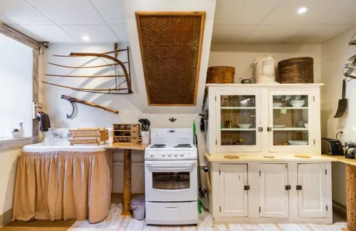 Tyendinaga House | ISLAND MILL GETAWAY-THE WATERFALL RETREAT-PRIVATE ENTRANCE-HOT TUB-BOATS-BIKES