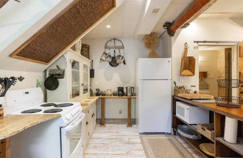 Tyendinaga House | ISLAND MILL GETAWAY-THE WATERFALL RETREAT-PRIVATE ENTRANCE-HOT TUB-BOATS-BIKES