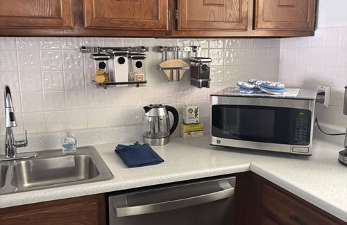 Bradenton Beach Condo | Island Oasis Retreat - 1 Minute Walk to the Beach