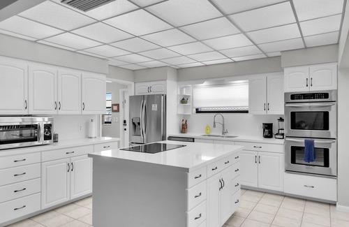 Coury House | Island Paradise-large 2 bedroom/2 bath SFH with Cabana club and 75ft of dockage