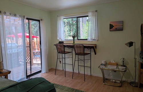 Pender Island Bed & Breakfast | Island paradise with private hot tub - pet friendly & breakfast included!