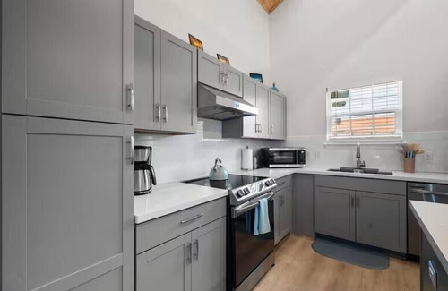 San Jacinto House | Island Time Getaway 3 bed 2 bath, couple of blocks from the beach, dog friendly