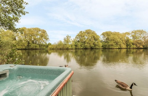 Beckford Cottage | ISLAND YURT, pet friendly, character holiday cottage in Beckford