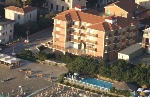 Marina di Castagneto Carducci Apartment | Nice apartment for 2 people with A/C, WIFI, TV, balcony and panoramic view