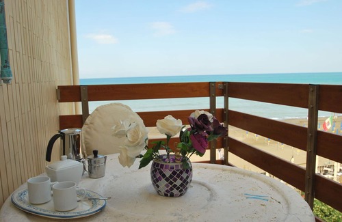Marina di Castagneto Carducci Apartment | Nice apartment for 2 people with A/C, WIFI, TV, balcony and panoramic view