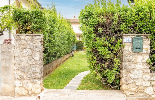 Ripa-Pozzi-Ponterosso Apartment | Apartment 'Casa A Pochi Passi Dalla Versilia' with Mountain View, Shared Garden and Air Conditioning