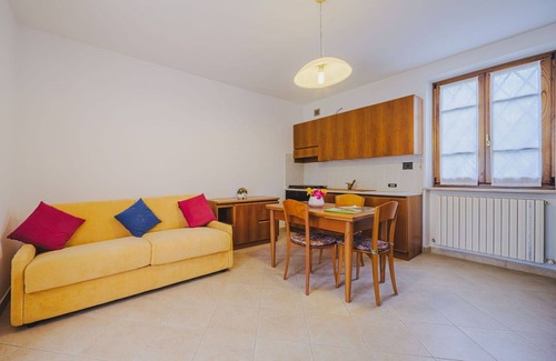 Querceta House | Stunning private villa for 10 people with A/C, WIFI, TV and patio