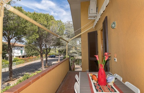 Castiglioncello House | Holiday Home 'Casa Vacanza Castiglioncello' with Private Terrace, Wi-Fi and Air Conditioning