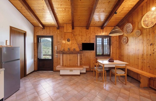 Sant'Ambrogio di Valpolicella House | Holiday Home 'Delle Delizie' with Lake View, Private Garden and Air Conditioning