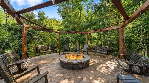 Pigeon Forge House | Its Got it All Yall - Pool, Theater, Arcade, Fire Place, Firepit, Hot Tub