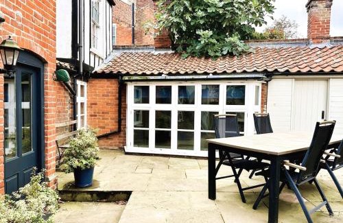 Little Walsingham House | Ivy Cottage sleeps 6 in style