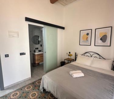 Paola Apartment | Ivy - Paola Modern Townhouse