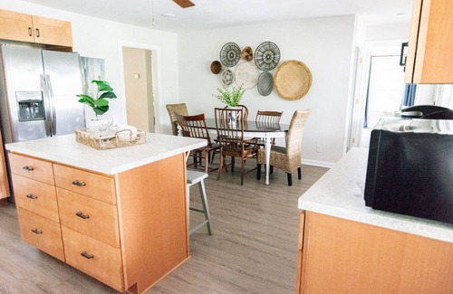 Stonehouse House | Ivy's Cottage w/Outdoor Movies Williamsburg Stay