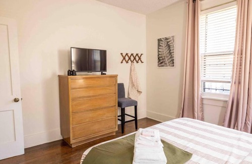 Central Gardens House | J Birds’ Bungalow in the heart of Midtown