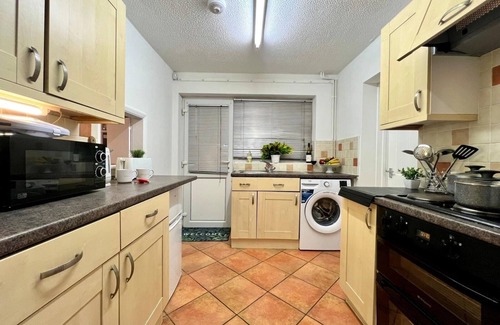 Peterborough House | J&J Stay: Luxurious 5 -bedrooms detached house on peterborough