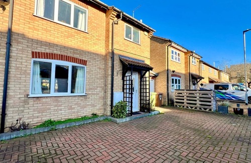 Peterborough House | J&J Stay: Luxurious 5 -bedrooms detached house on peterborough