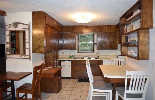 Boswell Hotel | Jack's White River Fishing Resort