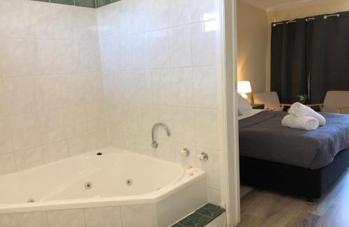 Warwick Hotel | Jackie Howe Motel
