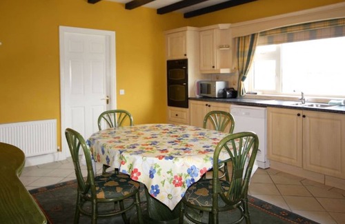 Claddaghduff Ski Chalet | Jackie's Cottage, overlooks Omey Island & strand