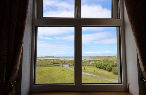 Claddaghduff Ski Chalet | Jackie's Cottage, overlooks Omey Island & strand