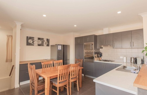 Jindabyne House | Jackson Hole 3 - 3/123 Gippsland Street