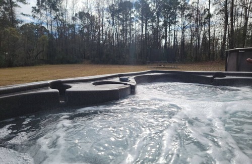 McCutcheon Field House | Jacksonville Ranch with private Hottub and Pool, stocked Pond with row boat, Bike and Hiking trails