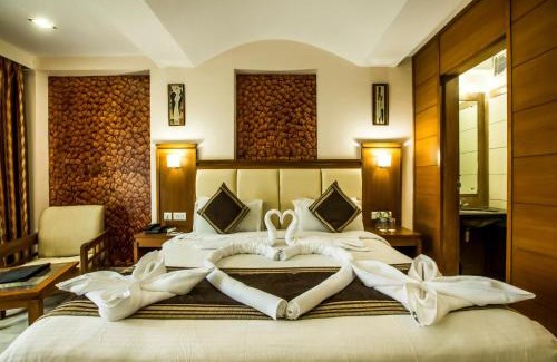 Sindhi Camp Hotel | Jaipur Hotel Golden Manor By BrandMyHotel-City Center Bani Park Jaipur