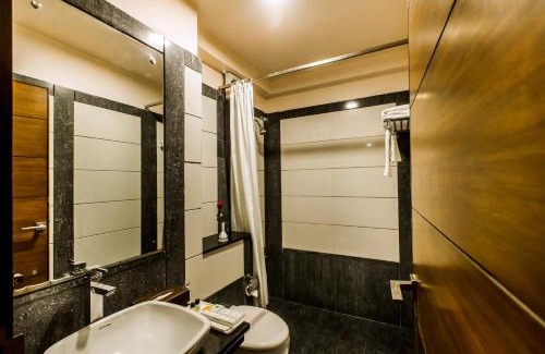 Sindhi Camp Hotel | Jaipur Hotel Golden Manor By BrandMyHotel-City Center Bani Park Jaipur