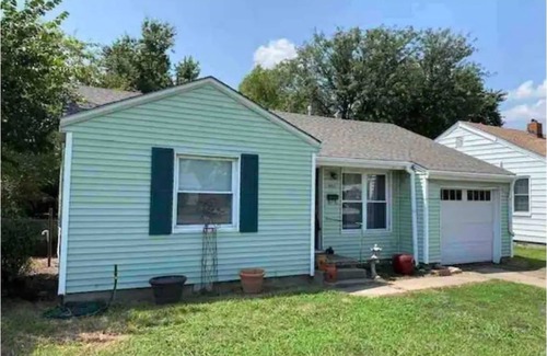 Ponca City House | James’ Modern Cheerful Home!